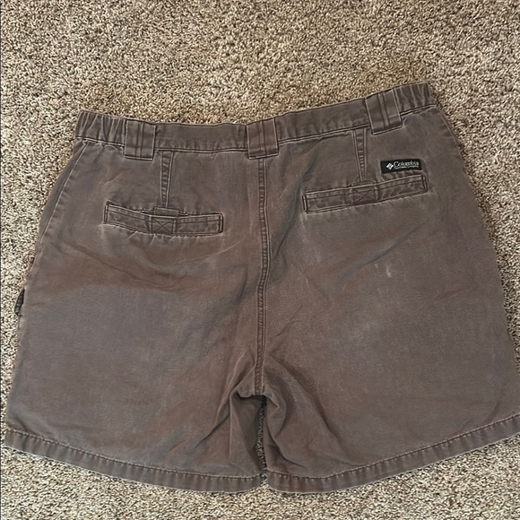 Vintage Columbia Brown Cargo Shorts with Classic Design - Picture 3 of 4